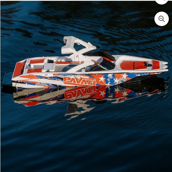 Hyper Toy Company Pavati 2.0 RC Boat, Stars & Stripes, 1:18 Scale with Remote - Picture 5 of 9